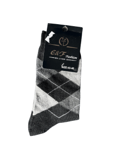 The image shows men’s socks with a black, grey, and white argyle pattern. They are folded with a black label reading “E&F Fashion” and size 43–46. There is a torn white sticker on the label.